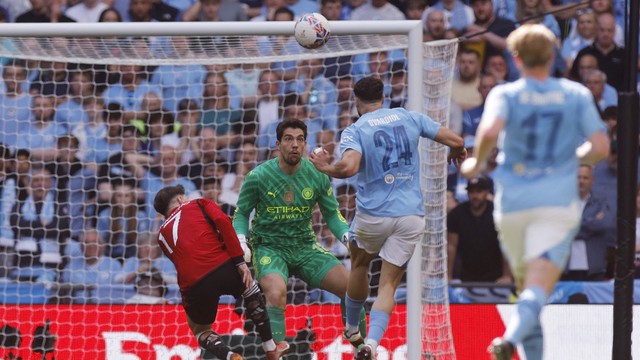Gvardiol erra o recuo para o goleiro Ortega e deixa Garnacho livre para marcar para o United