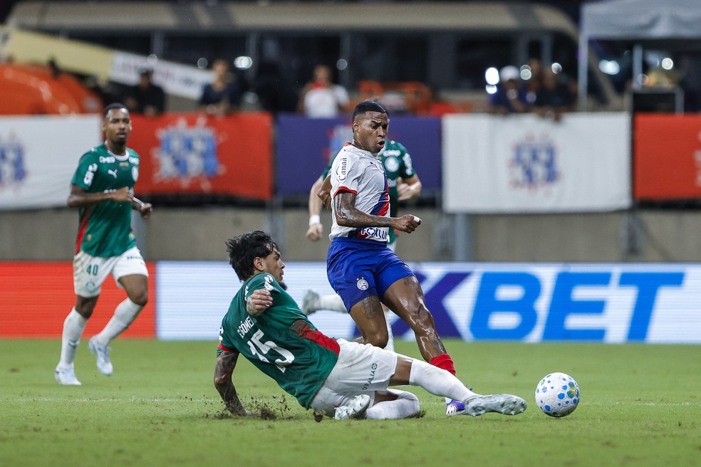 Gustavo Gomez disputa bola com Jean Lucas em Bahia x Palmeiras � Foto: Rafael Rodrigues/EC Bahia