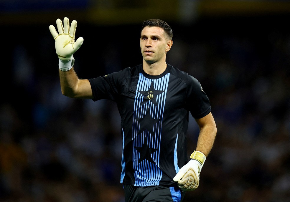 Imagem ilustrativa sobre Dibu Martínez, herói da Argentina na Copa, vira alvo da Juventus e movimenta o mercado da bola