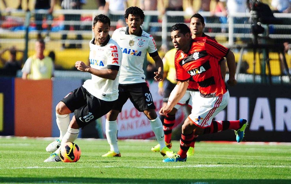 Ibson enfrenta o Flamengo com a camisa do Corinthians, em 2013 — Foto: Marcos Ribolli / Globoesporte.com