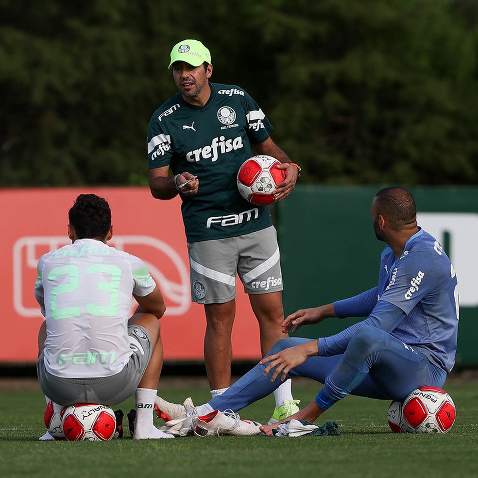 Abel Ferreira conversando com Veiga e Weverton no Palmeiras — Foto: Cesar Greco / Palmeiras