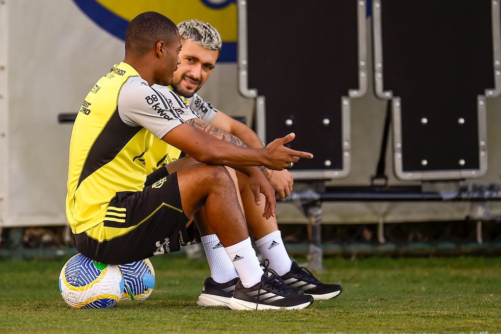 Arrascaeta e De la Cruz conversam em treino do Flamengo
