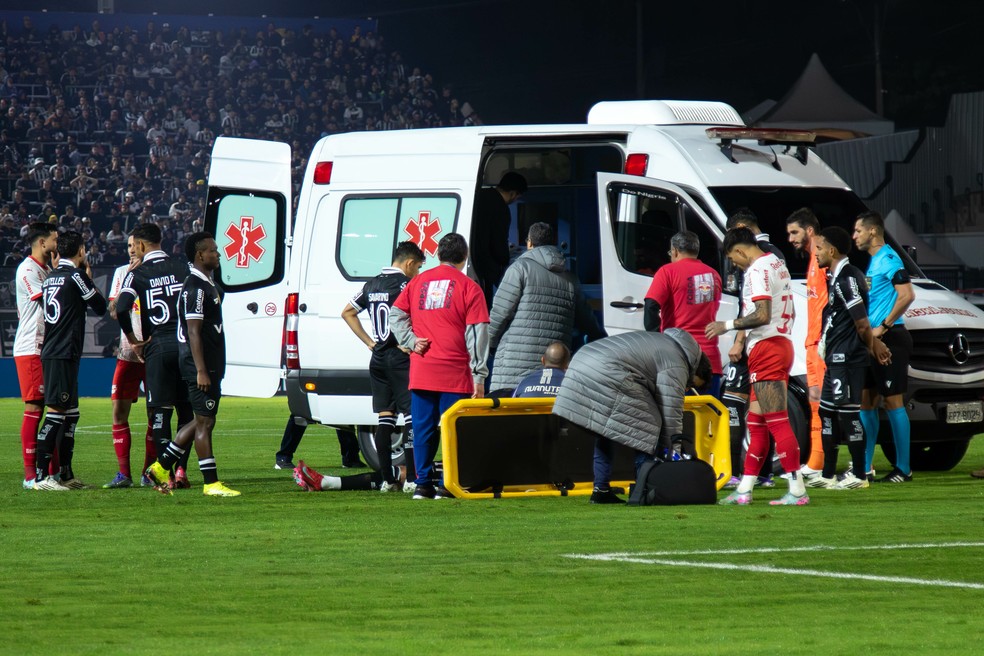 Marlon Freitas desacordado após choque de cabeça em Bragantino x Botafogo, pela Copa do Brasil 2025 — Foto: Joisel Amaral/AGIF