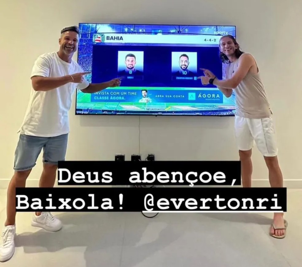 Filipe Luís assiste jogo em casa e torce por Everton Ribeiro — Foto: Reprodução / Redes sociais