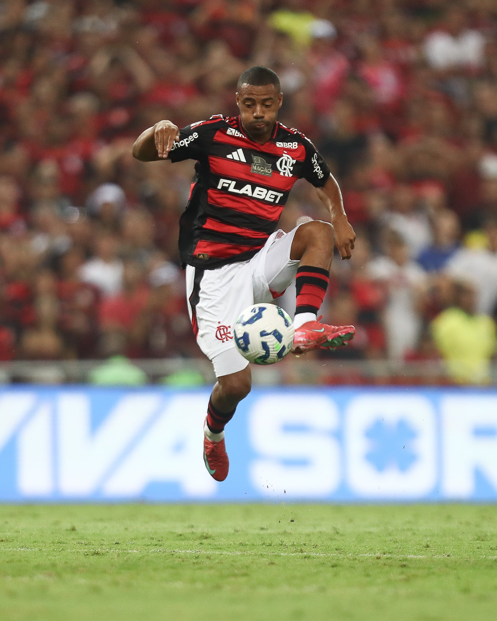 CRAQUE FORA! Lesão no joelho esquerdo de De la Cruz o tira de jogos no Flamengo.