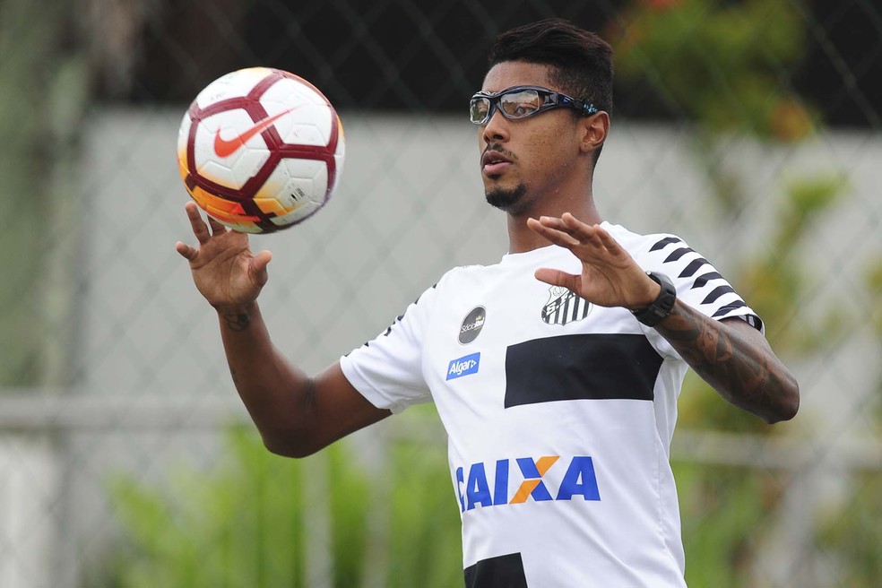 Bruno Henrique treina com óculos para prática de esporte