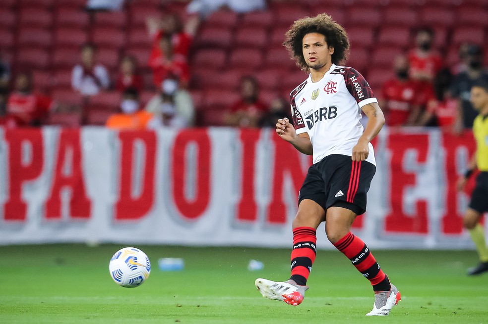 Saída de Arão no meio de 2022 atrapalhou alcance da marca de 500 gols. O volante fez 35 pelo Flamengo — Foto: Pedro H. Tesch/AGIF