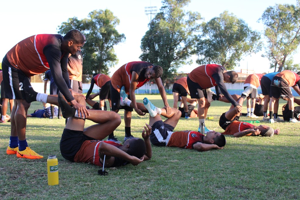 Elenco do Rio Negro realizando alongamentos após treino finalizado — Foto: Sandro Marques/ge RR