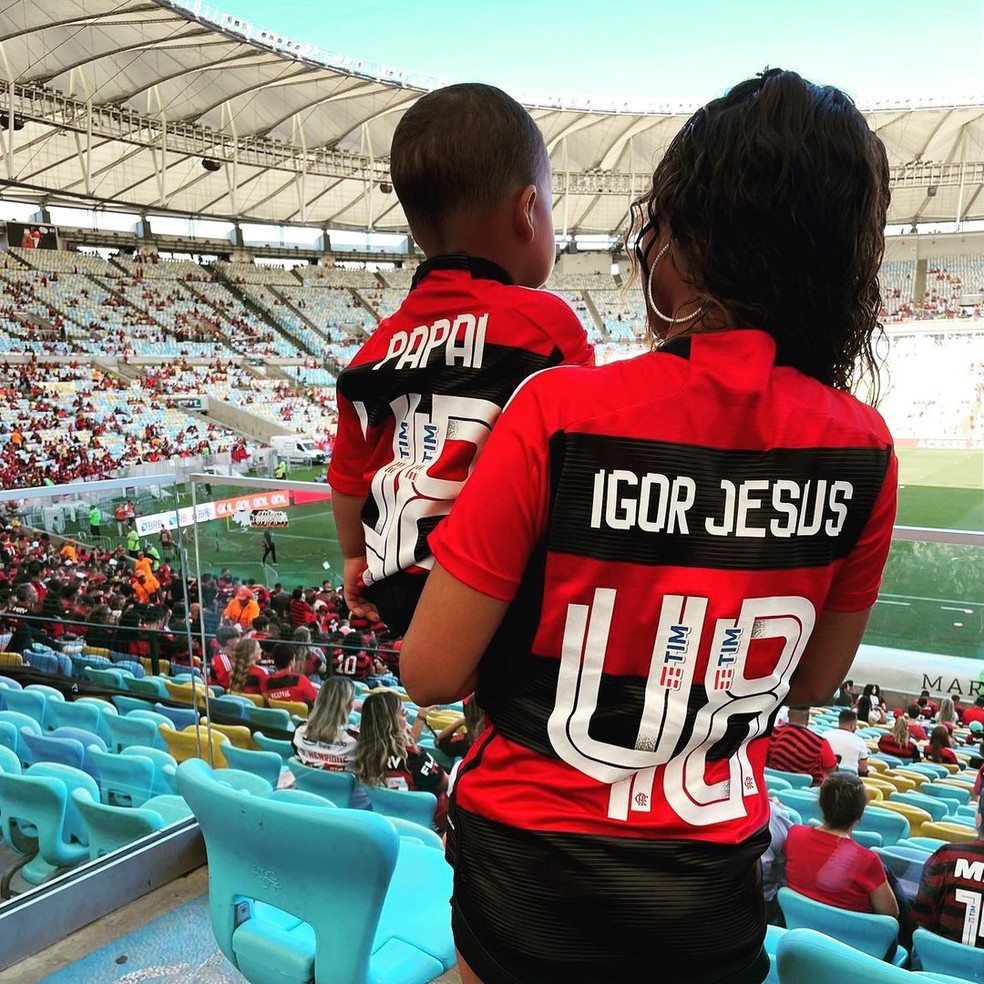 Mikaellen e Anthony, mulher e filho de Igor Jesus no jogo do Flamengo — Foto: Divulgação