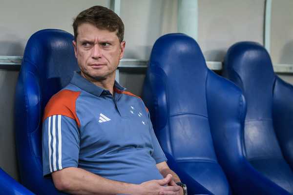 Diniz criticado, Cruzeiro reencontra Seabra em busca de recuperação na temporada.