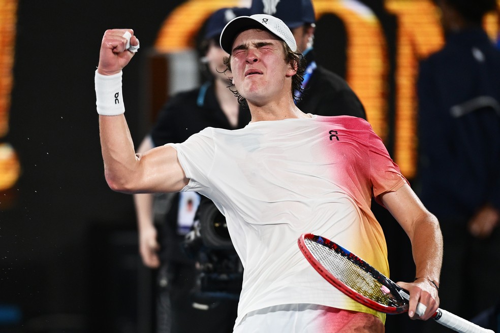 João Fonseca comemora vitória sobre Rublev no Australian Open — Foto: Hannah Peters/Getty Images