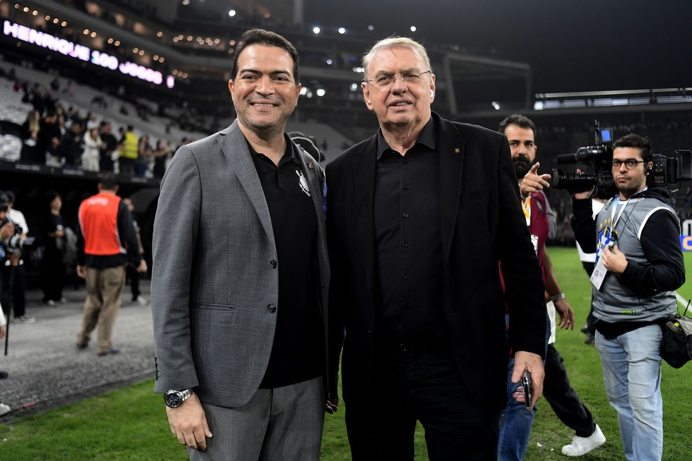 Executivo de futebol Marcelo Paz e presidente Osmar Stabile antes de Corinthians x Barra na Neo Química Arena — Foto: Marcos Ribolli