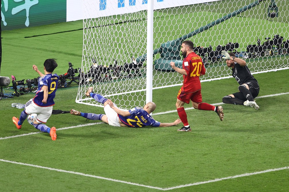 Fifa diz que bola não saiu em lance polêmico de Japão x Espanha; veja a  explicação