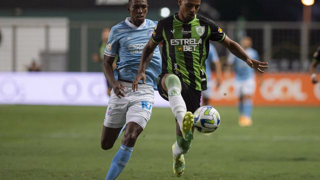 Renato Marques fez dois gols na vitória do Coelho