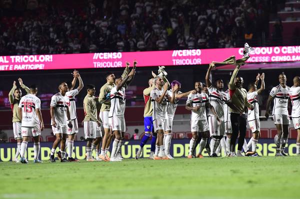 São Paulo provoca Corinthians, de Mano, com foto de argentinos: 
