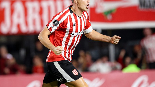 Carillo comemora o gol do Estudiantes