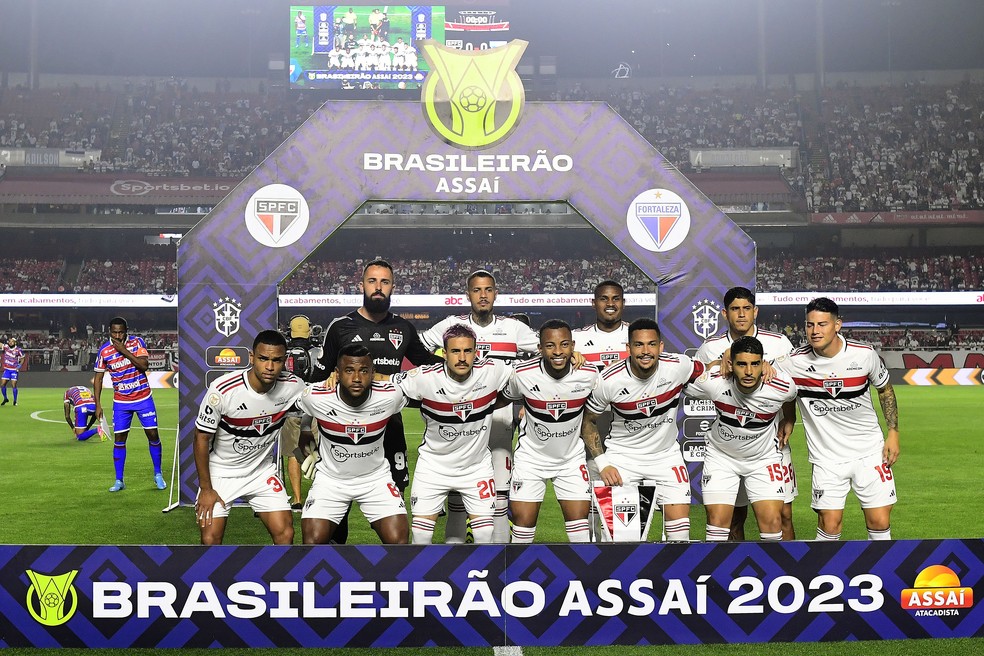 Time do São Paulo antes do jogo contra o Fortaleza — Foto: Marcos Ribolli