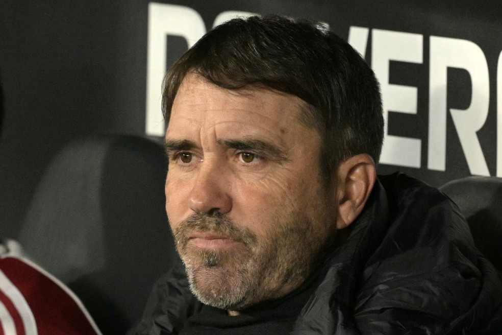 Eduardo Coudet não resistiu à eliminação na Copa Sul-Americana — Foto: AFP/JUAN MABROMATA