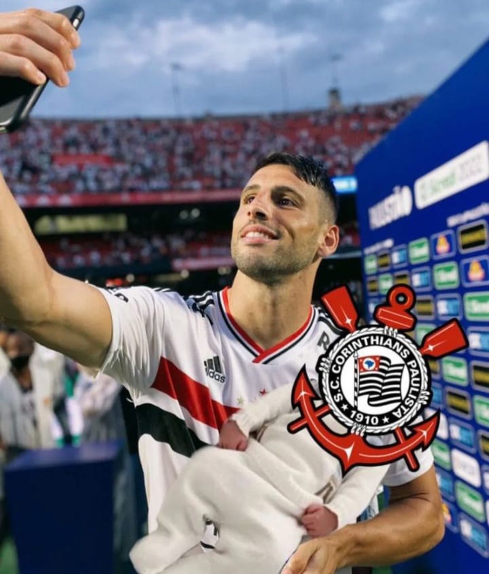 Calleri segura "bebê" com rosto do Corinthians — Foto: Reprodução