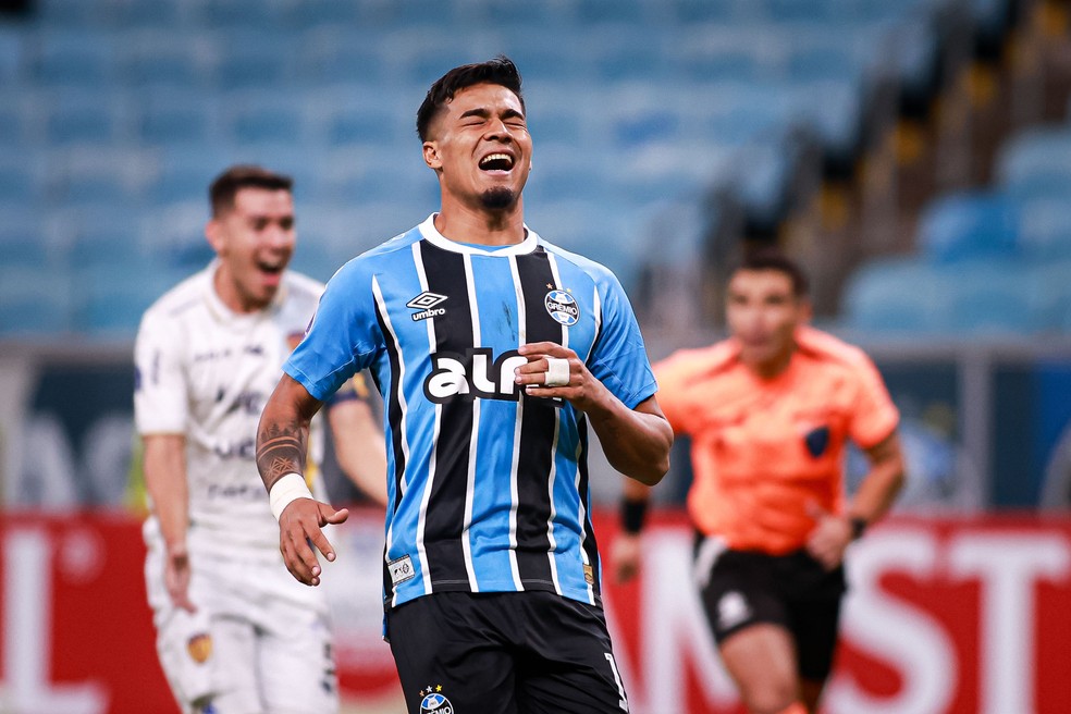 Arezo foi emprestado pelo Grêmio para o Peñarol  — Foto: Maxi Franzoi/AGIF