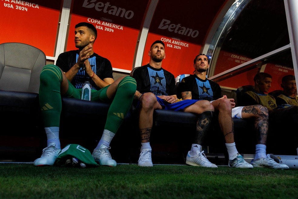 Messi, no banco da Argentina contra o Peru: camisa 10 ainda é dúvida contra o Equador — Foto: Nathan Ray Seebeck-USA TODAY Sports