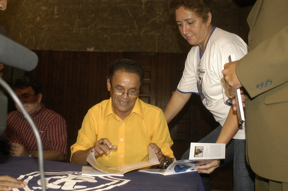 Roberval Davino no lançamento do livro "Rugido do Leão", em 2006, sobre o título da Série C com o Remo — Foto: Ary Souza/O Liberal