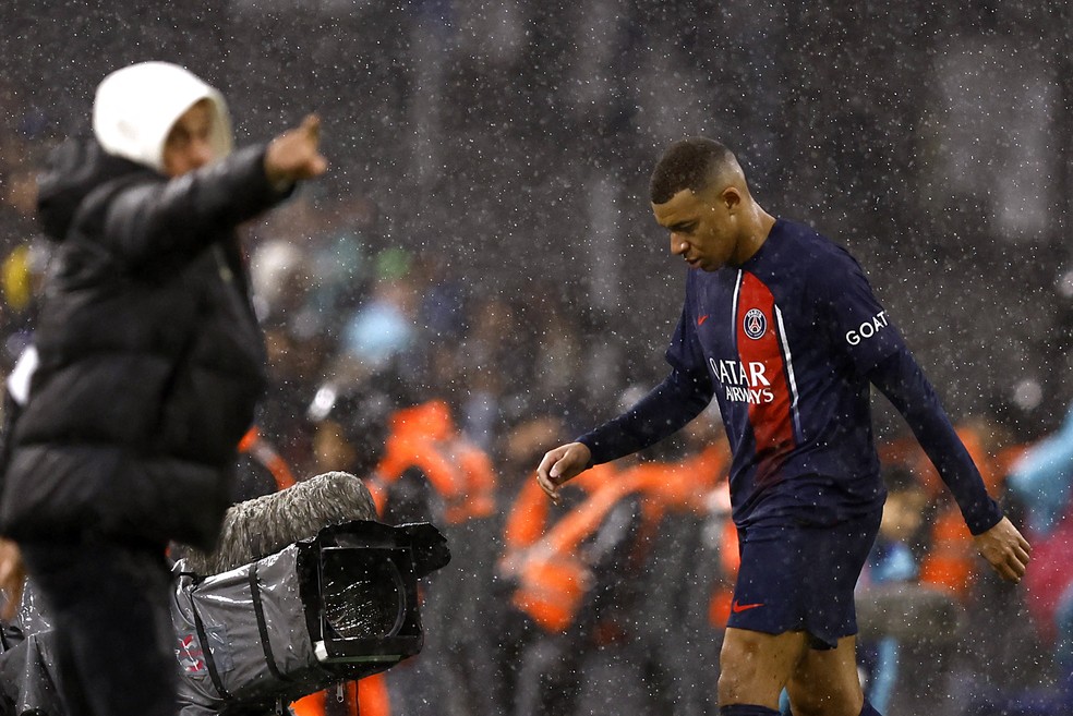 Mbappé deixa o campo cabisbaixo ao ser substituído em Olympique de Marselha x PSG — Foto: Stephane Mahe/Reuters
