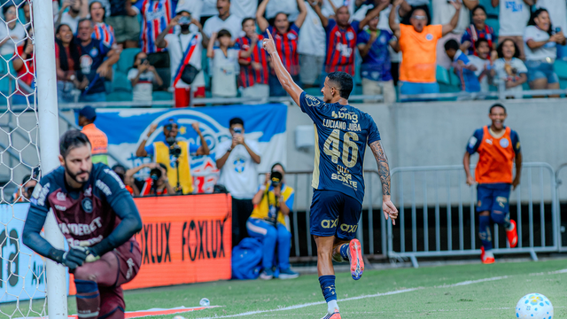 BAHIA X REMO -  jogador do Bahia comemora seu gol durante partida contra o Remo no estadio Arena Fonte Nova pelo campeonato Brasileiro A 2026. Foto: Marcio Jose/AGIF