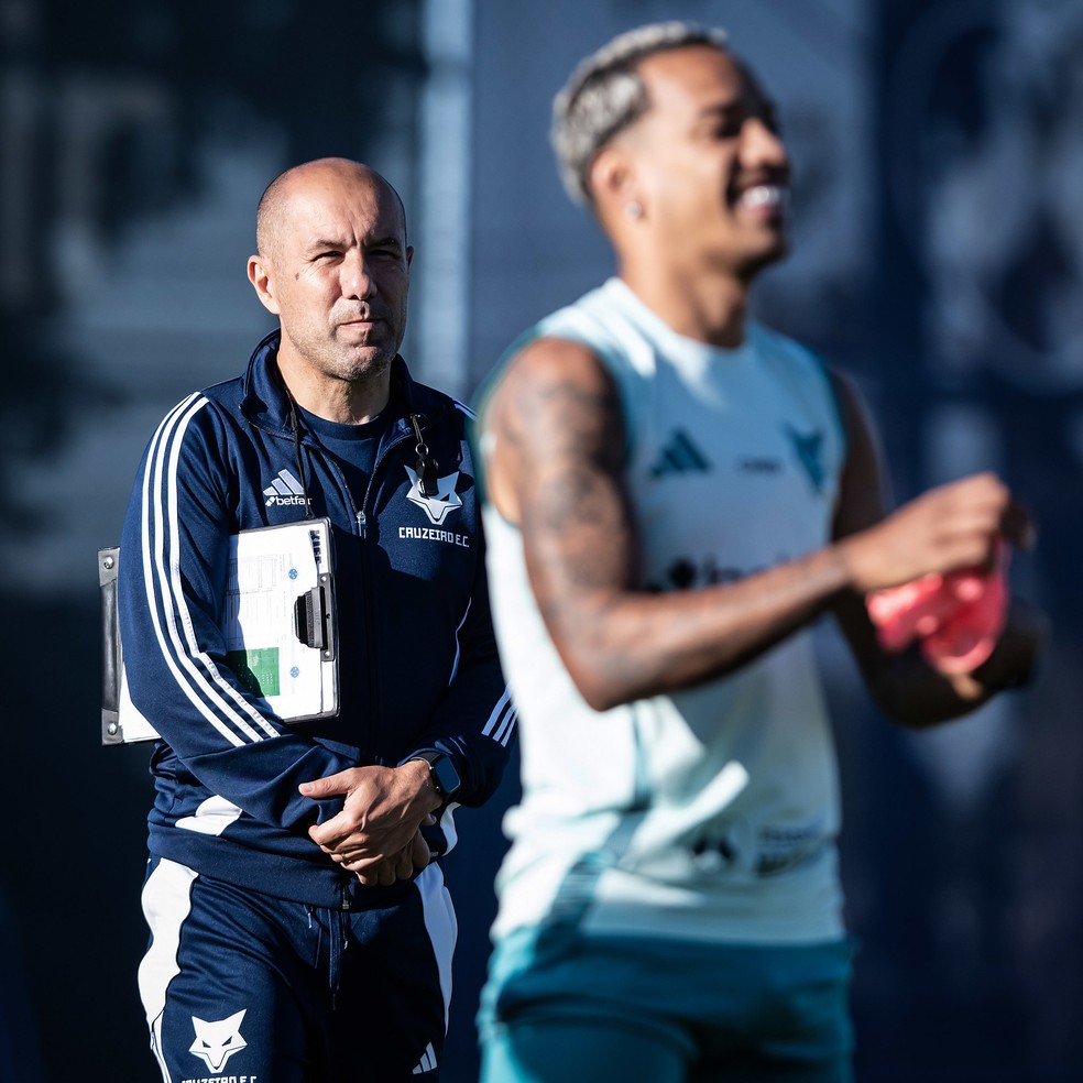 Leonardo Jardim e Matheus Pereira em treino do Cruzeiro — Foto: Gustavo Aleixo/Cruzeiro