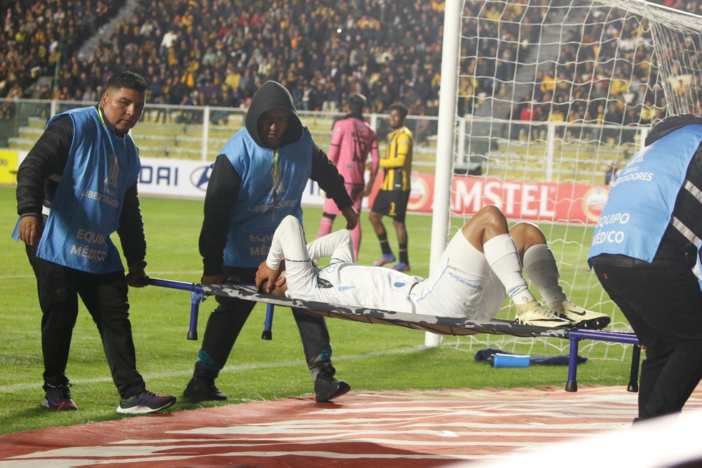 Cheron deixa jogo do Grêmio machucado 20 minutos após entrar — Foto: João Victor Teixeira