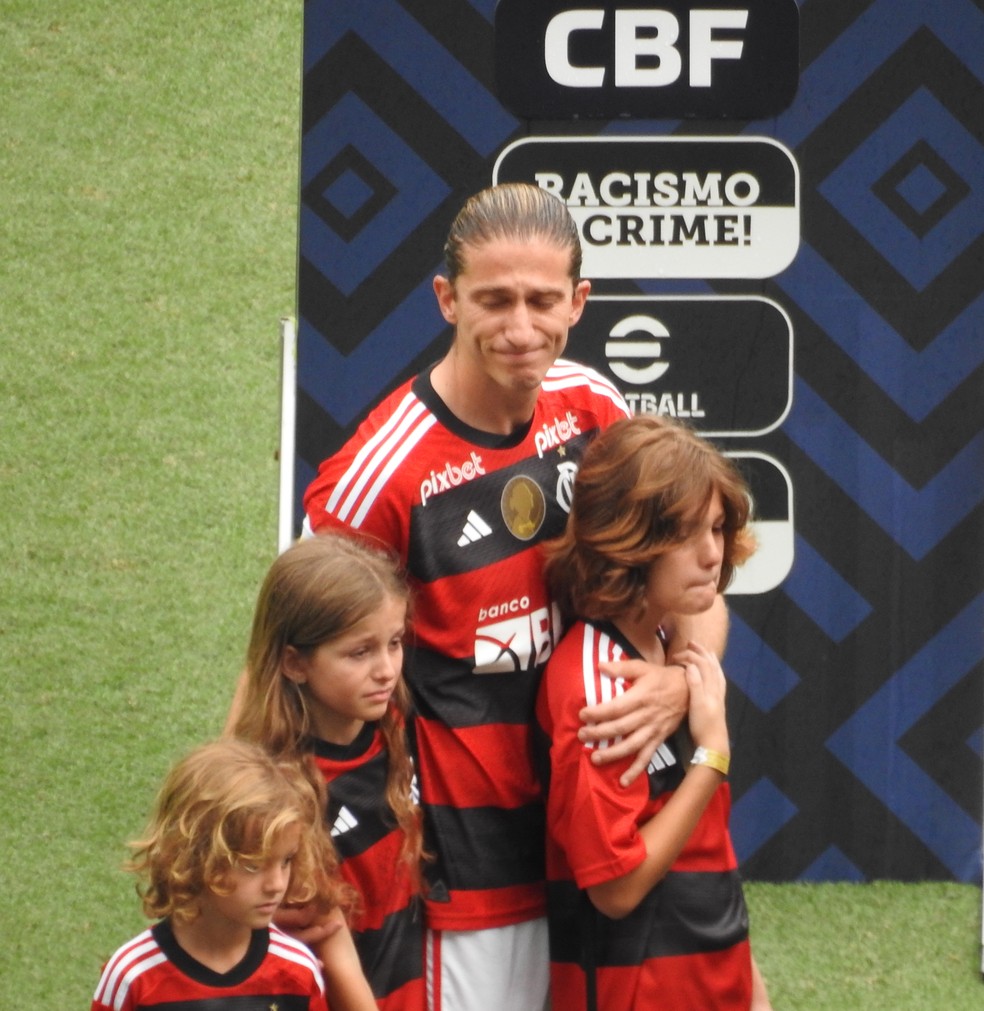 Filipe Luís muito emocionado ao lado dos filhos Tiago, Sara e Lucas.