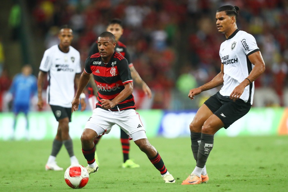 De la Cruz em ação no Flamengo x Botafogo — Foto: Gilvan de Souza / CRF