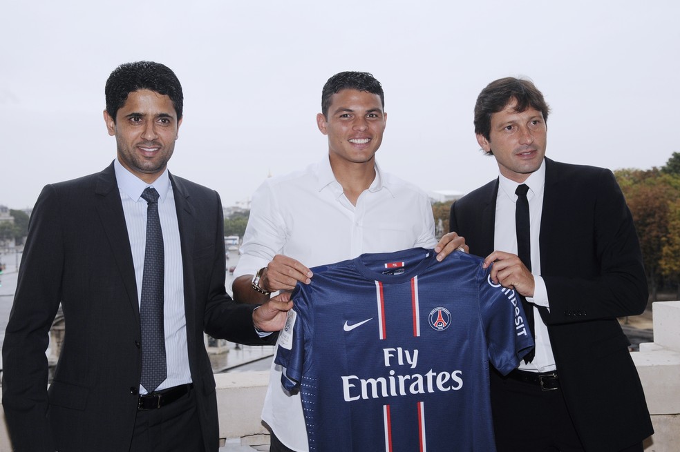 Thiago Silva é apresentado, em 2012, ao lado do presidente Nasser Al-Khelaifi e de Leonardo — Foto: Bertrand Guay/AFP