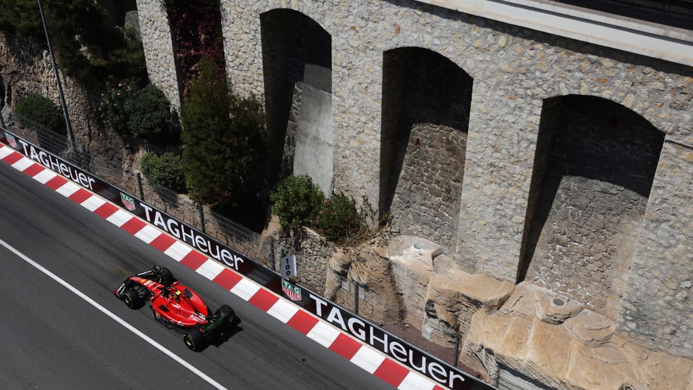 GP de Mônaco: Carlos Sainz guia o SF-23 no primeiro treino livre em Monte Carlo — Foto: Bryn Lennon - Formula 1/Formula 1 via Getty Images