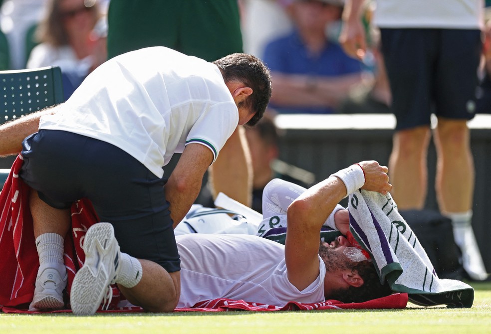 Roman Safiullin pede atendimento durante partida de Wimbledon — Foto: Reuters