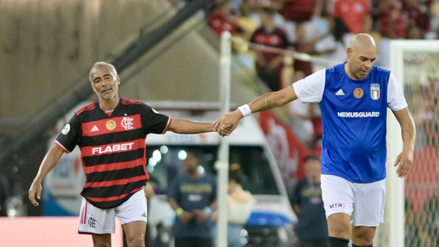 Romário e Adriano em despedida do Imperador