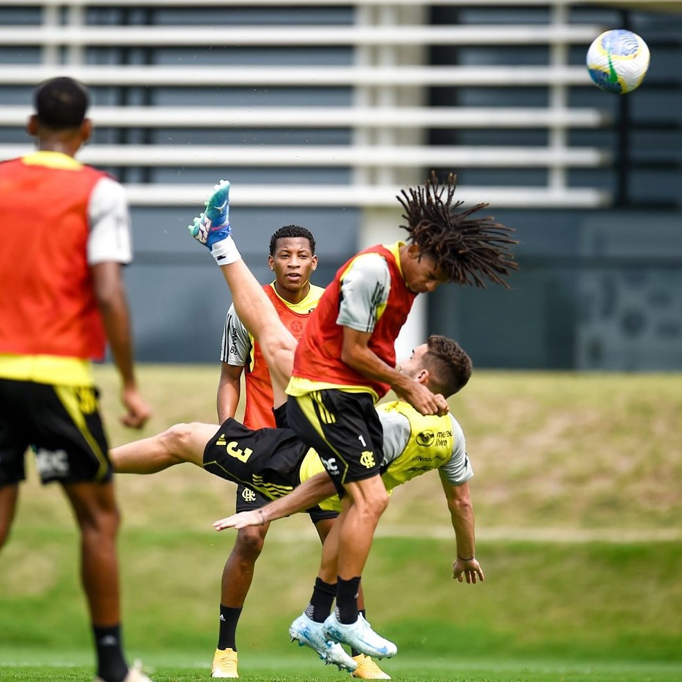 Léo Ortiz voa para marcar golaço de bicicleta no treino do Flamengo — Foto: Marcelo Cortes/Flamengo