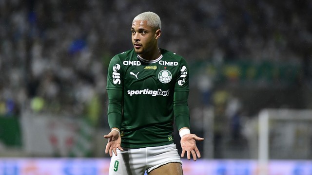 Vitor Roque perdeu boa chance na primeira etapa