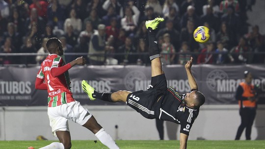 Benfica vence com bicicletaatlético paranaense e juventude palpiteArthur Cabral e mais umatlético paranaense e juventude palpiteMarcos Leonardo