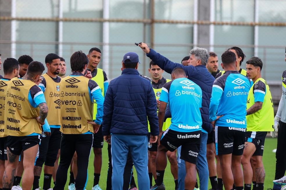 Renato em treino do Grêmio com os jogadores — Foto: Guilherme Testa/Grêmio