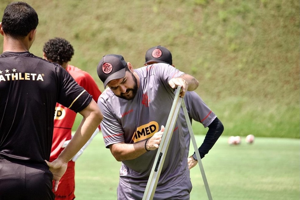 Danilo durante passagem como técnico do Pouso Alegre