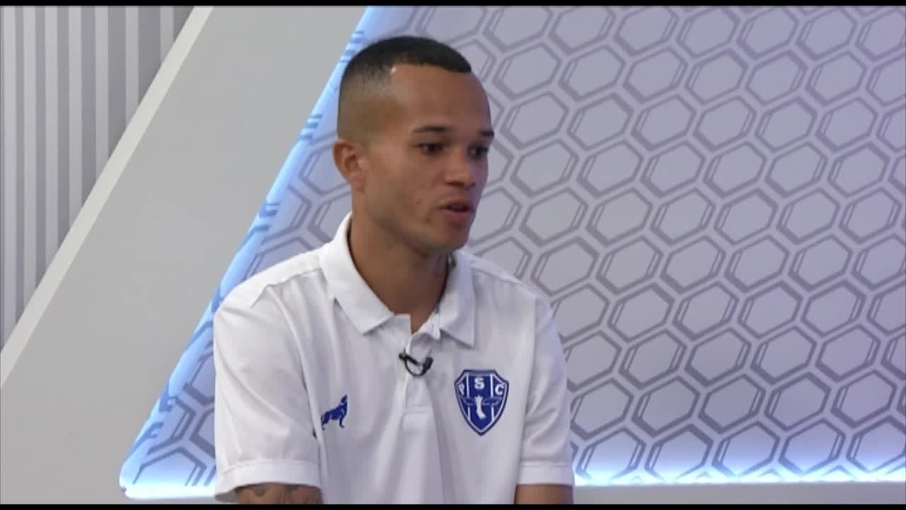 Uchôa celebra primeiro gol em clássico e aprova estilo de Dos Anjos: 