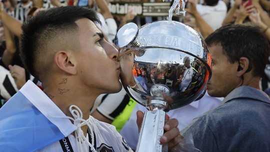 Botafogo chega a acordo para vender Almada para o Atlético de Madrid; veja valores - Argentino passará por exames médicos antes de oficializar transferência