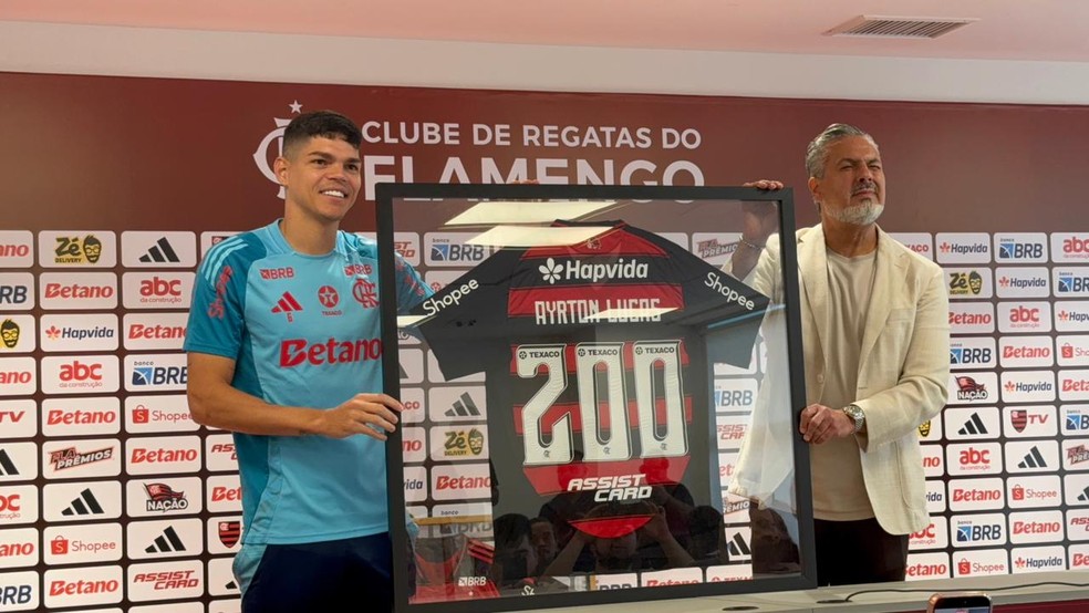Ayrton Lucas recebe homenagem pelos 200 jogos com o Flamengo — Foto: Luiza Sá / ge