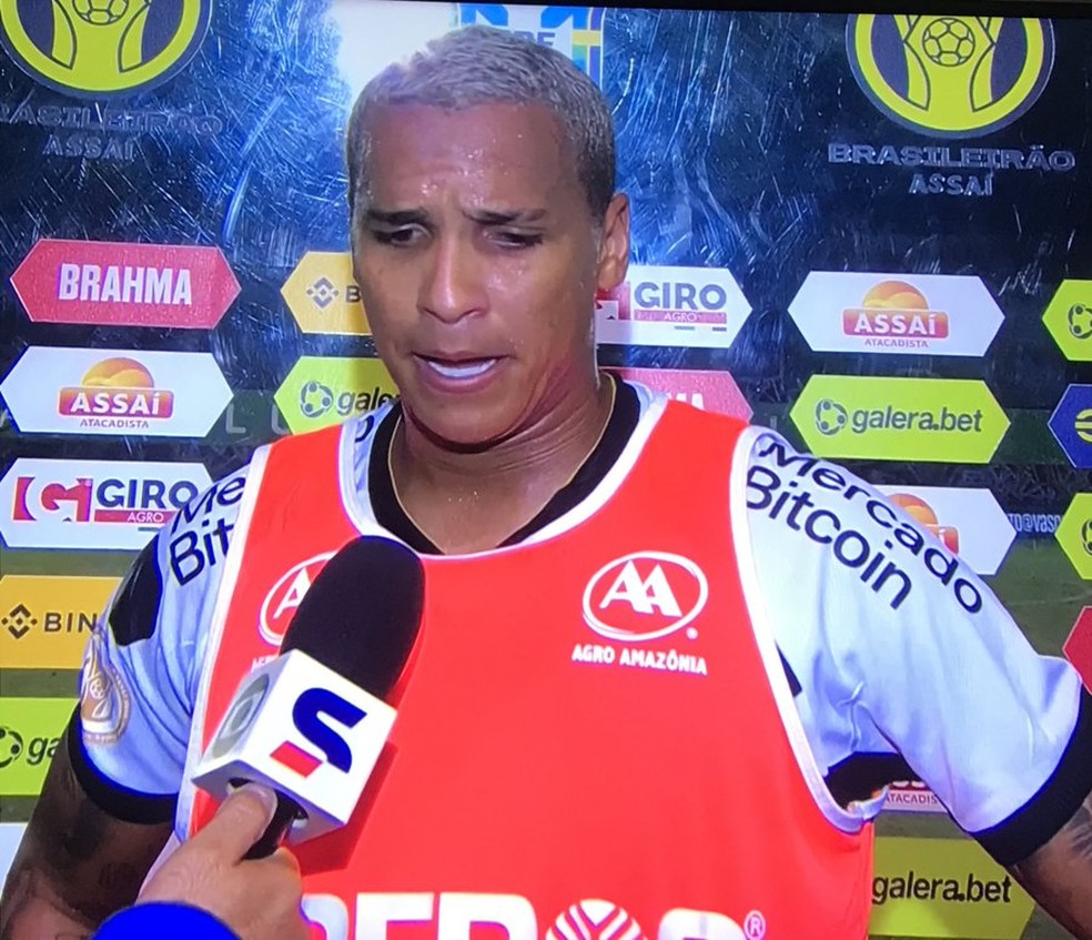 Deyverson é retirado de entrevista em campo após empate do Cuiabá