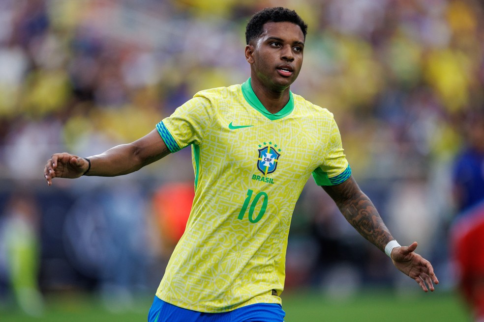 Rodrygo com a camisa da Seleção Brasileira em jogo anterior.