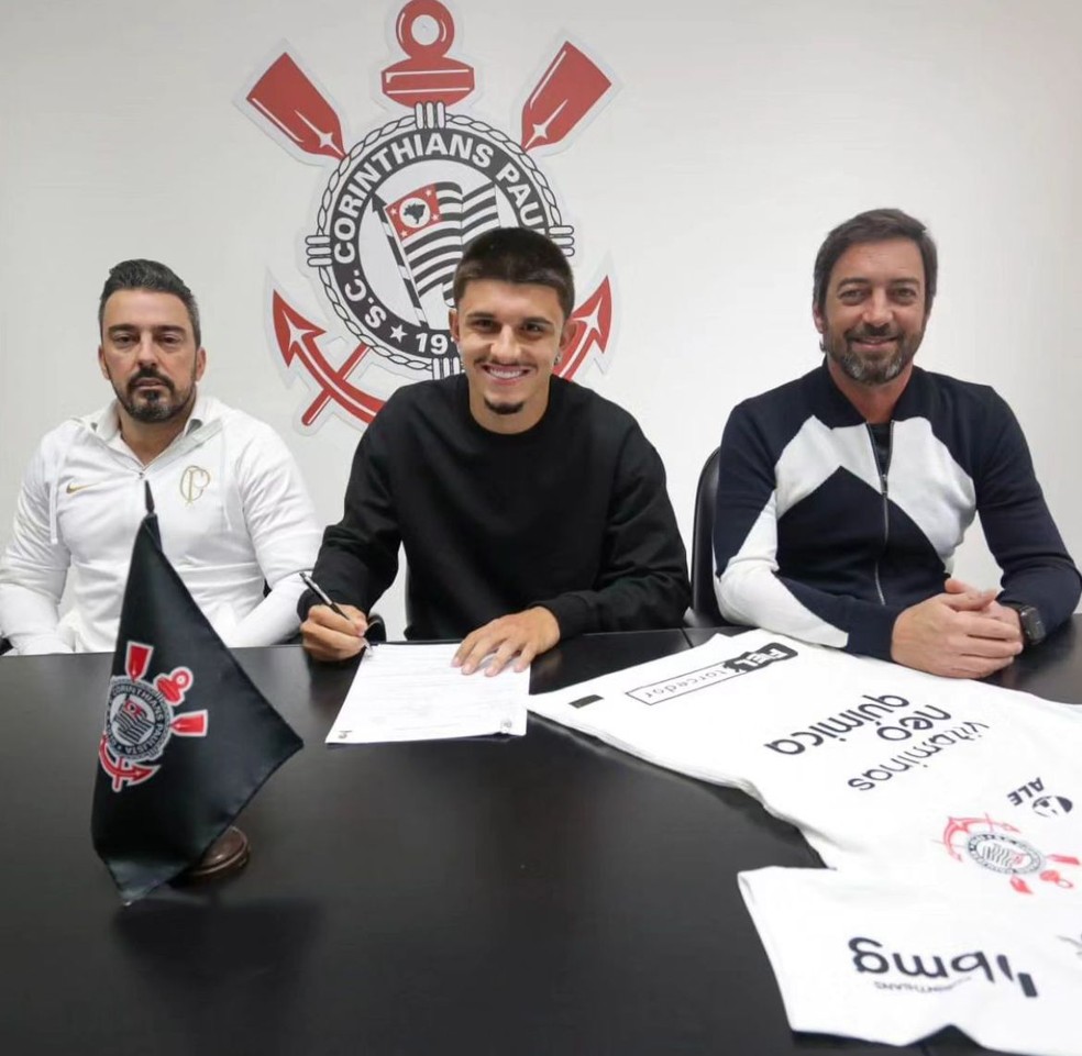 Léo Maná renova com o Corinthians — Foto: Divulgação