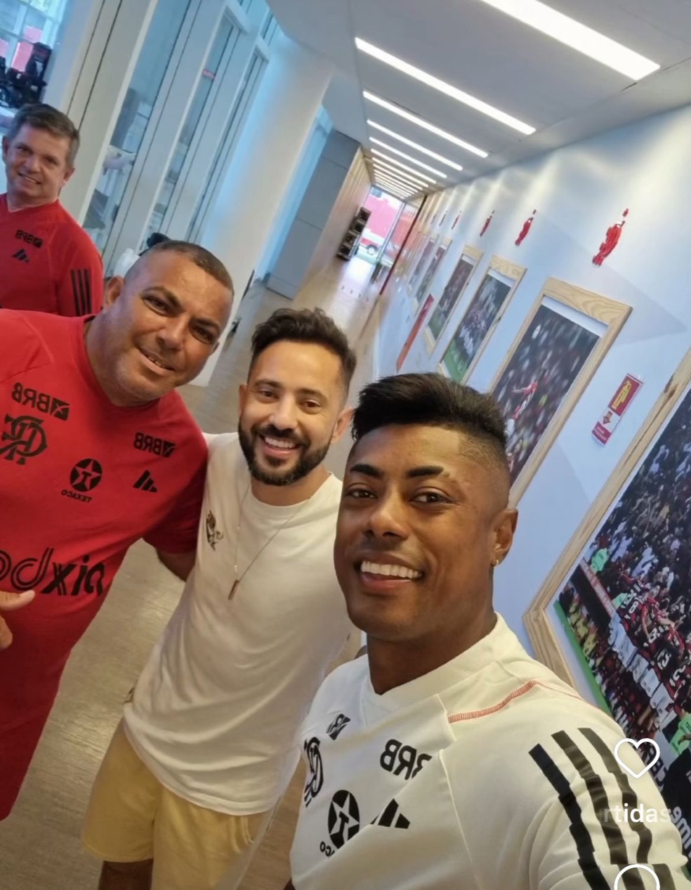Everton Ribeiro no Ninho do Urubu nesta segunda-feira — Foto: Reprodução