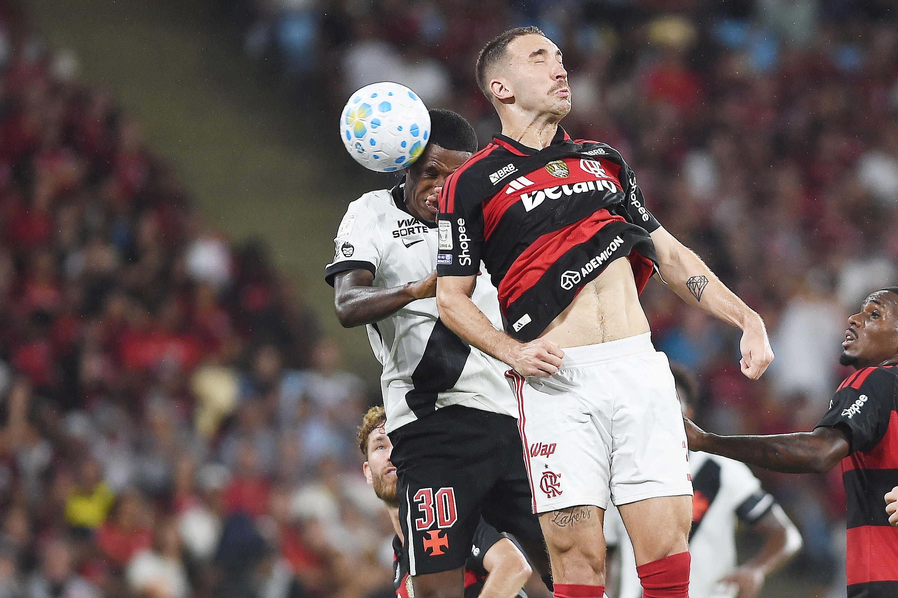 Problema defensivo? Flamengo leva quase metade dos gols em bola aérea | Ge