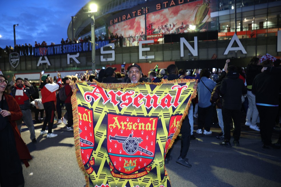 Torcida do Arsenal comemora o título inglês em Londres — Foto: Reuters/Andrew Boyers